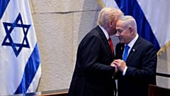الرئيس الأمريكي دونالد ترامب يتحدث مع رئيس الوزراء الإسرائيلي بنيامين نتنياهو في الكنيست يوم الاثنين، 13 أكتوبر 2025،
