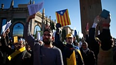ARCHIVO: Un manifestante sostiene una Estelada, la bandera independentista catalana.