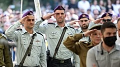 ضباط من الجيش الإسرائيلي يؤدون التحية العسكرية خلال جنازة هدار غولدين -وهو جندي إسرائيلي قُتل في غزة عام 2014 واحتُجز جثمانه هناك حتى تسليمه، يوم الثلاثاء في 11 نوفمبر 2025