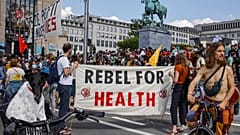 Des personnes, la plupart portant un masque de protection, se rassemblent lors d'une manifestation de soignants dans le centre de Bruxelles, samedi 29 mai 2021.