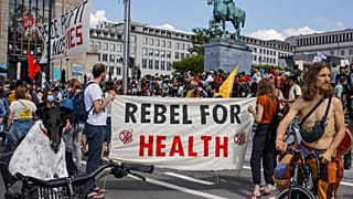 Люди, большинство из которых в защитных масках, собрались в центре Брюсселя в субботу, 29 мая 2021 года, на акцию протеста медиков.