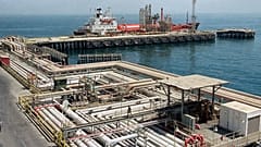 Αγωγοί πετρελαίου στο λιμάνι Ρας Τανούρα, στη Σαουδική Αραβία (αρχείο)