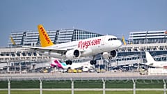 Pegasus Hava Yolları’na ait bir yolcu uçağı, 3 Mayıs 2023 Çarşamba günü Almanya’nın Stuttgart kentindeki Stuttgart Havalimanı’na iniş yapıyor.