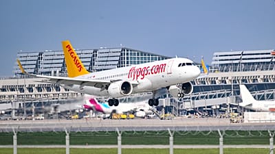 Pegasus Hava Yolları’na ait bir yolcu uçağı, 3 Mayıs 2023 Çarşamba günü Almanya’nın Stuttgart kentindeki Stuttgart Havalimanı’na iniş yapıyor.