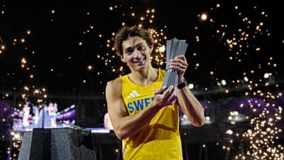 Mondo Duplantis, con el trofeo