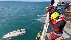 Η εικόνα, από βίντεο που παρείχε ο Κάρλος Αλέξις Εσκάρτιν, δείχνει έναν έφηβο να διασώζεται από αλιευτικό σκάφος.