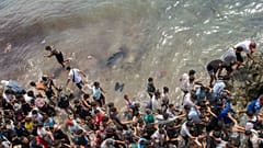 Άνθρωποι επιχειρούν να περάσουν προς την ισπανική θύλακα της Θέουτα, στις 31 Ιουλίου