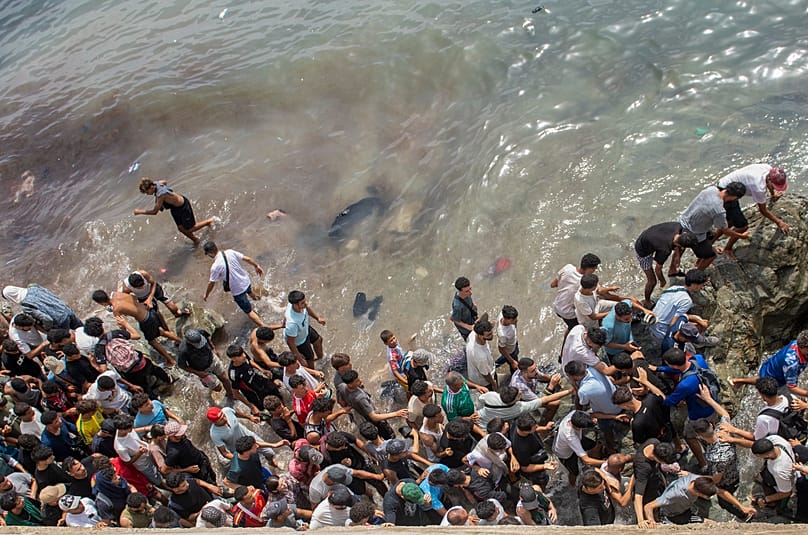 Úszva érkező migránsok