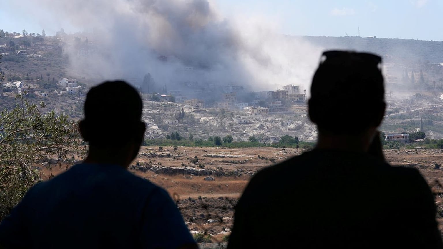 سكان من بلدة المنصوري يشاهدون الدخان يتصاعد جراء عملية تفجير نفذتها القوات الإسرائيلية ودمرت قريتهم، وذلك كما يظهر من بلدة الحنية في جنوب لبنان، يوم الجمعة 11 سبتمبر 2026.