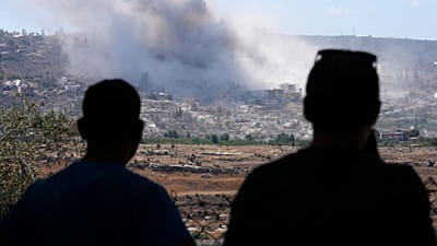 سكان من بلدة المنصوري يشاهدون الدخان يتصاعد جراء عملية تفجير نفذتها القوات الإسرائيلية ودمرت قريتهم، وذلك كما يظهر من بلدة الحنية في جنوب لبنان، يوم الجمعة 11 سبتمبر 2026.