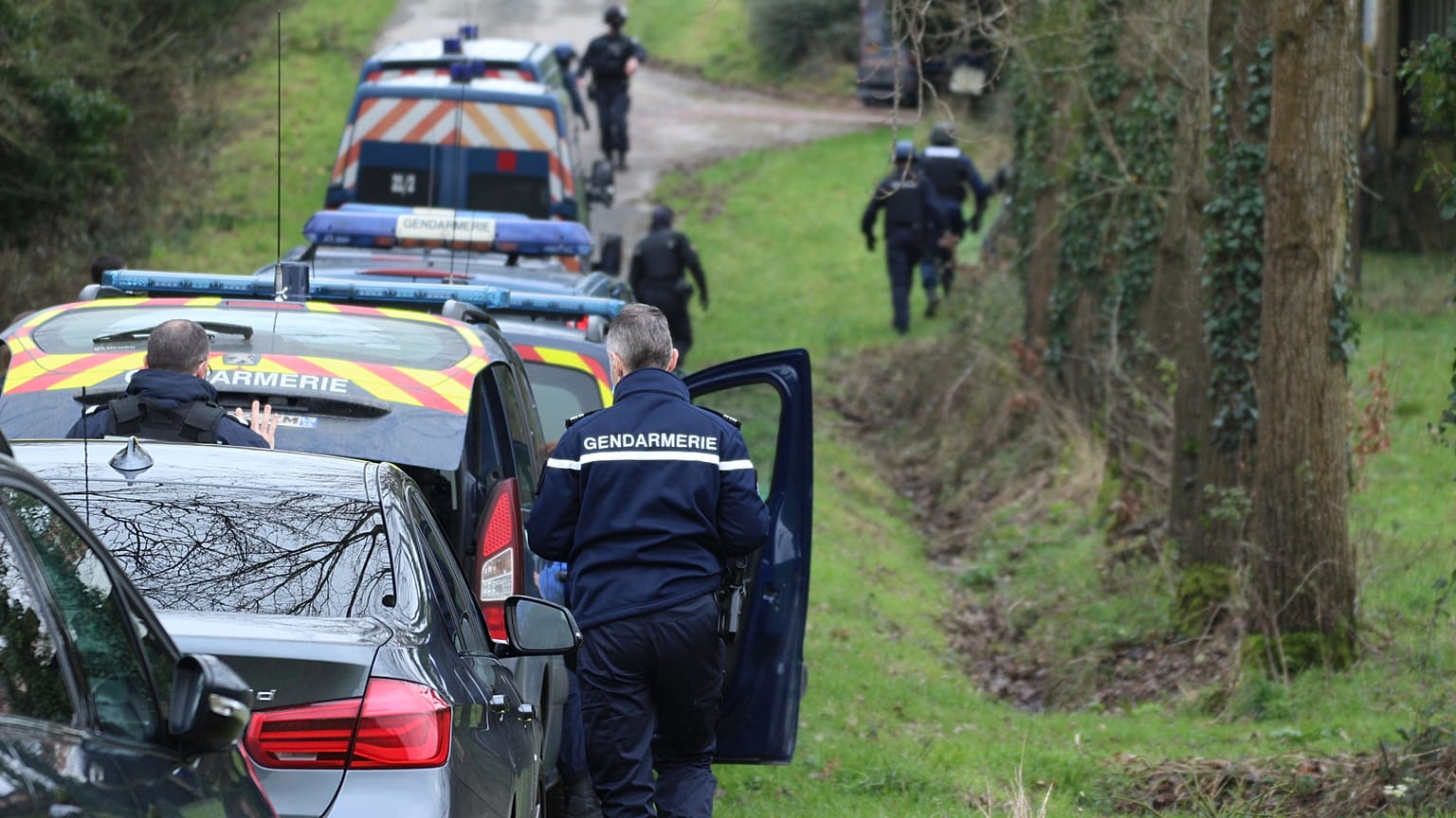 Des gendarmes déployés à l'occasion d'une rave party près de Lieuron, en Bretagne, en France, le samedi 2 janvier 2021