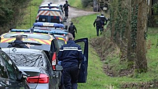 Des gendarmes déployés à l'occasion d'une rave party près de Lieuron, en Bretagne, en France, le samedi 2 janvier 2021