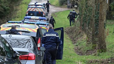 Des gendarmes déployés à l'occasion d'une rave party près de Lieuron, en Bretagne, en France, le samedi 2 janvier 2021