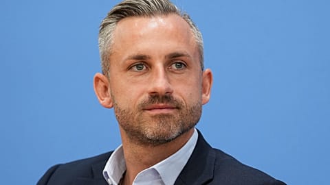 Declarações de Siegmund (AfD) sobre armamento e “remigração” geram críticas duras