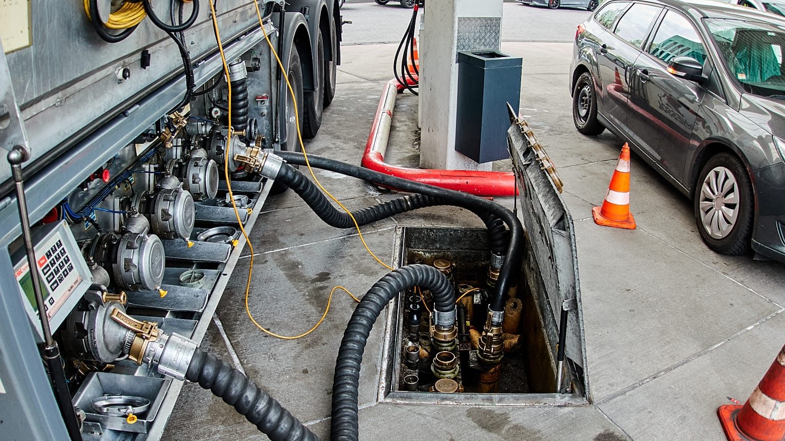 Bildunterschrift  In Frankfurt am Main wird am Donnerstag, 16. April 2026, Kraftstoff aus einem Tanklastwagen an einer Tankstelle angeliefert.