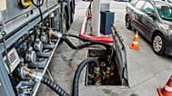 Bildunterschrift  In Frankfurt am Main wird am Donnerstag, 16. April 2026, Kraftstoff aus einem Tanklastwagen an einer Tankstelle angeliefert.