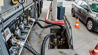 Bildunterschrift  In Frankfurt am Main wird am Donnerstag, 16. April 2026, Kraftstoff aus einem Tanklastwagen an einer Tankstelle angeliefert.