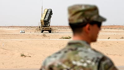 صورة أرشيفية - في 20 فبراير 2020، يظهر عنصر من القوات الجوية الأمريكية بالقرب من بطارية صواريخ "باتريوت" في قاعدة الأمير سلطان الجوية السعودية.