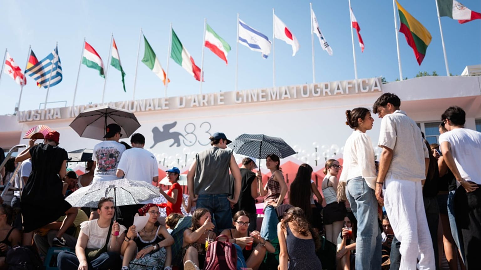 I partecipanti al festival si riuniscono prima del red carpet di "Oasis: Don't Look Back in Anger" durante l'83ª Mostra del cinema di Venezia, a Venezia, in Italia, sabato 5 settembre 2026