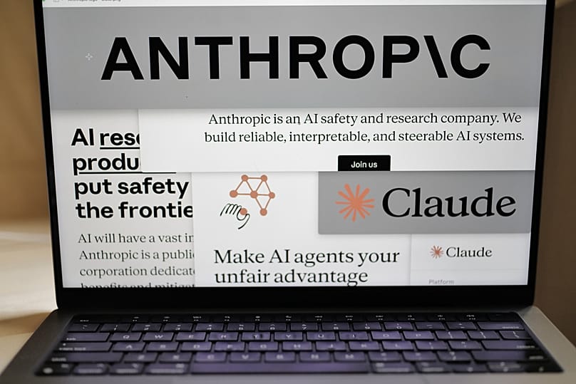 ARCHIVO - Páginas del sitio web de Anthropic y logotipos de la compañía se muestran en la pantalla de un ordenador en Nueva York, 26 de febrero de 2026