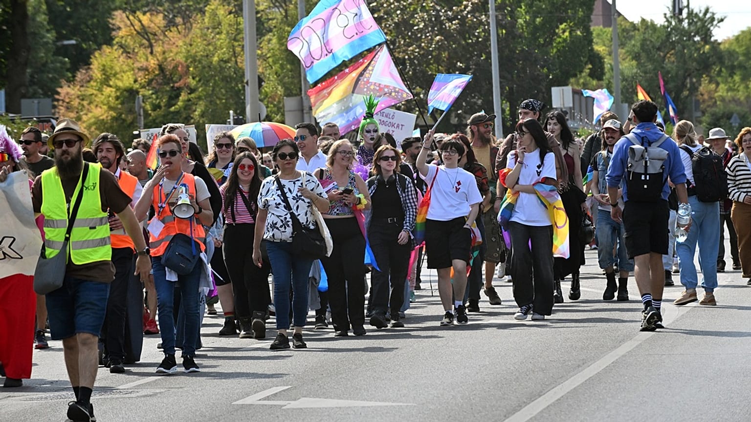 A VI. Pécs Pride felvonulás résztvevői 2026. szeptember 12-én.