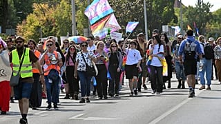 A VI. Pécs Pride felvonulás résztvevői 2026. szeptember 12-én.