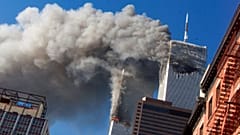 صورة أرشيفية - في هذه الصورة التي تعود إلى 11 سبتمبر 2001، يتصاعد الدخان من البرجين التوأمين لمركز التجارة العالمي في نيويورك.