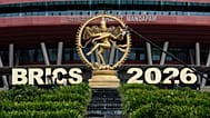 عمال يضعون اللمسات الأخيرة على لافتة مجموعة "بريكس" (BRICS) قبيل انعقاد القمة في مركز "بهارات ماندابام" في نيودلهي بالهند، يوم السبت 12 سبتمبر 2026.