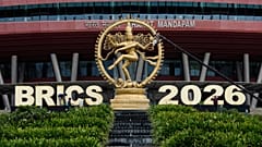 عمال يضعون اللمسات الأخيرة على لافتة مجموعة "بريكس" (BRICS) قبيل انعقاد القمة في مركز "بهارات ماندابام" في نيودلهي بالهند، يوم السبت 12 سبتمبر 2026.
