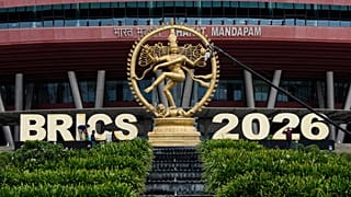عمال يضعون اللمسات الأخيرة على لافتة مجموعة "بريكس" (BRICS) قبيل انعقاد القمة في مركز "بهارات ماندابام" في نيودلهي بالهند، يوم السبت 12 سبتمبر 2026.
