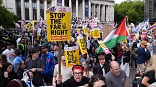 UK: Anti-immigrant and anti-racism protesters face off in Portsmouth
