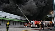 Feuerwehrleute löschen einen Brand in Lagerhallen nach einem russischen Luftangriff in Odesa, Ukraine, am Sonntag, 13. September 2026.