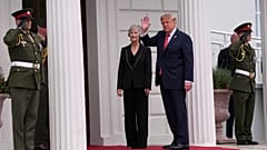  Catherine Connolly ír elnök és Donald Trump
