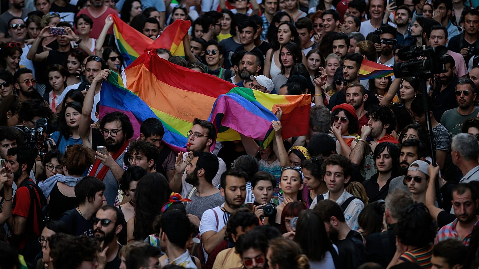 Türkiye'deki lezbiyen, gey, biseksüel, trans ve interseks aktivistler, İstanbul'da yasağa rağmen yürüdü, 1 Temmuz 2018.