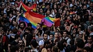 Türkiye'deki lezbiyen, gey, biseksüel, trans ve interseks aktivistler, İstanbul'da yasağa rağmen yürüdü, 1 Temmuz 2018.