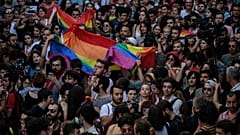 Türkiye'deki lezbiyen, gey, biseksüel, trans ve interseks aktivistler, İstanbul'da yasağa rağmen yürüdü, 1 Temmuz 2018.