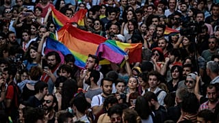 Türkiye'deki lezbiyen, gey, biseksüel, trans ve interseks aktivistler, İstanbul'da yasağa rağmen yürüdü, 1 Temmuz 2018.
