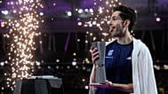 Ο Μίλτος Τεντόγλου με το τρόπαιο του Untimate Championship