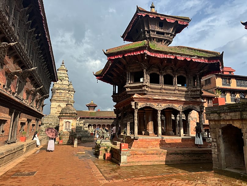 Muchos turistas pasan por Bhaktapur en una excursión de un día, pero hay muchas razones para quedarse más tiempo