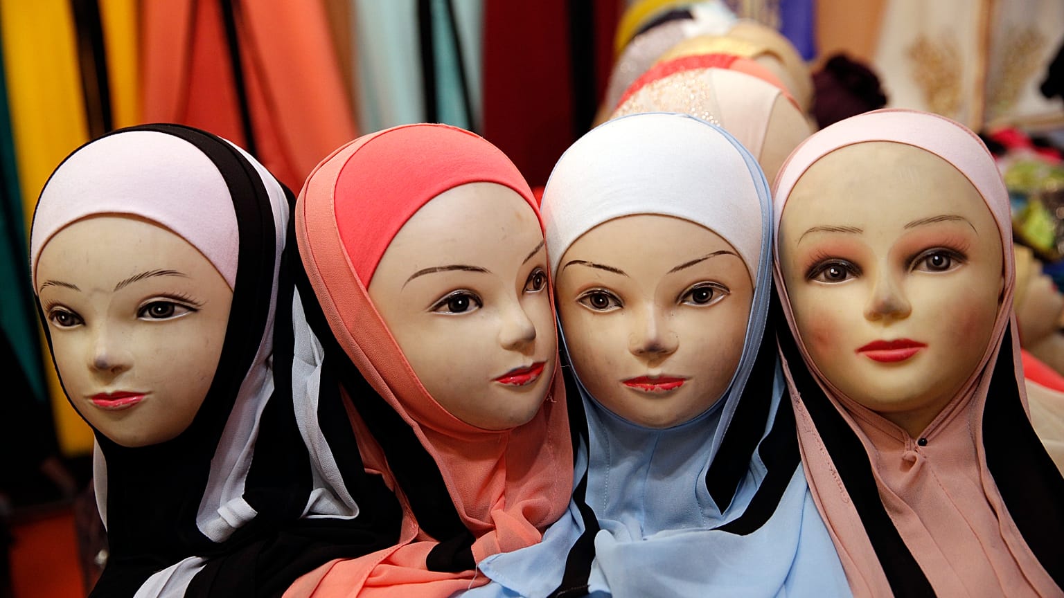 Auf diesem Archivfoto vom 30. März 2018 sind auf der jährlichen muslimischen Messe Frankreichs in Le Bourget nördlich von Paris Schaufensterpuppen mit Schleiern zu sehen.