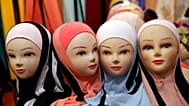 Auf diesem Archivfoto vom 30. März 2018 sind auf der jährlichen muslimischen Messe Frankreichs in Le Bourget nördlich von Paris Schaufensterpuppen mit Schleiern zu sehen.