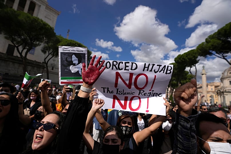 Menschen protestieren am 1.10.2022 in Rom gegen den Tod von Mahsa Amin (22), die im Polizeigewahrsam im Iran starb. Sie hatte angeblich ihre Kopfbedeckung zu  locker getragen.