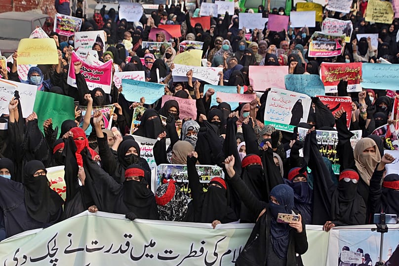 International ein Thema: Frauen protestieren am 13. Februar 2022 in Lahore gegen ein Kopftuchverbot für muslimische Schülerinnen im benachbarten Indien.