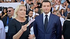 Лидер крайне правых в парламенте Марин Ле Пен и председатель партии «Национальное объединение» Жордан Барделла на рынке в Ла-Флеше, на западе Франции, 8 июля 2026 г.