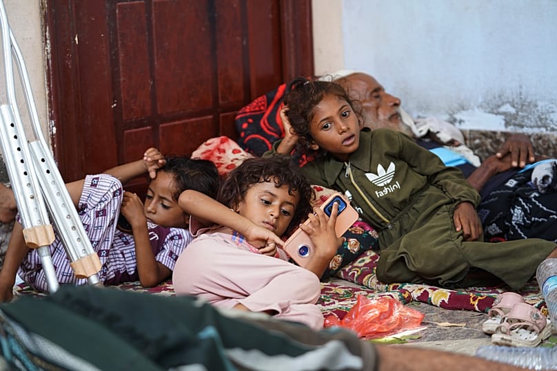 نازحون يمنيون في مأوى مؤقت بمدينة عدن، بعد فرارهم من هجمات الحوثيين على مدينتي الخوخة والمخا الساحليتين، 12 أيلول 2026.
