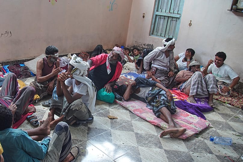 نازحون يمنيون في مأوى مؤقت بمدينة عدن، بعد فرارهم من هجمات الحوثيين على مدينتي الخوخة والمخا الساحليتين، 12 أيلول 2026.