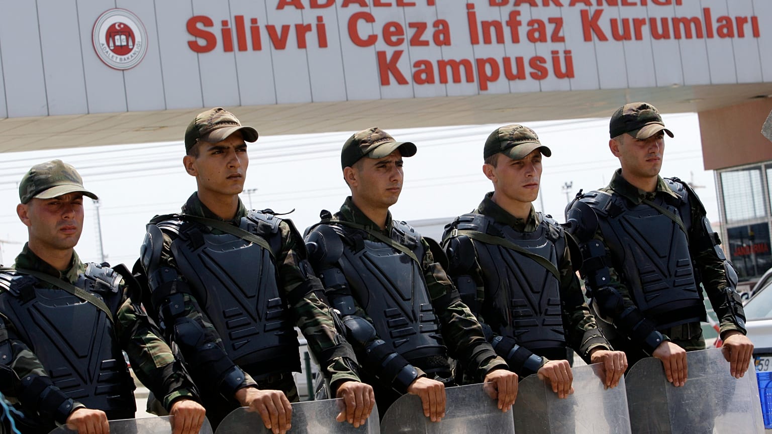 ARŞİV - Silivri cezaevinin girişinde kolluk kuvvetleri. 20 Temmuz 2009.