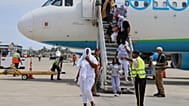 المرحلون من الولايات المتحدة ينزلون من الطائرة في المطار الدولي في كاب هايتيان، هايتي،