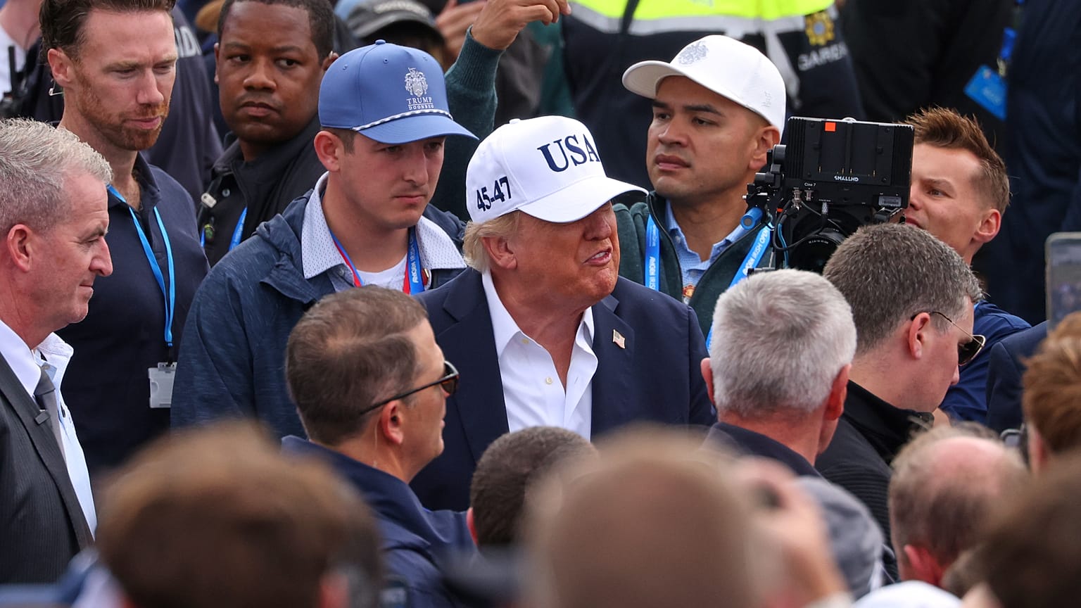 Donald Trump amerikai elnök (USA feliratú sapkában) a nézők között az Irish Open golfbajnokságon 2026. szeptember 13-án