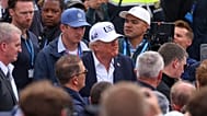 Donald Trump amerikai elnök (USA feliratú sapkában) a nézők között az Irish Open golfbajnokságon 2026. szeptember 13-án